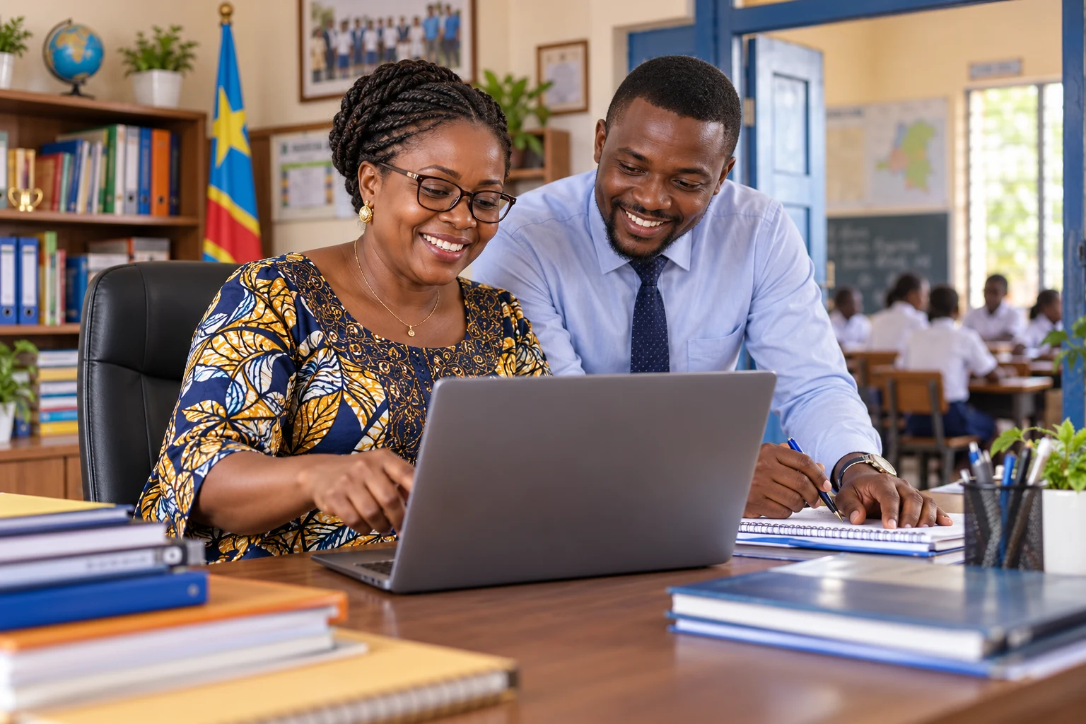 Directrice et enseignant africains utilisant School-Kit pour gérer leur établissement